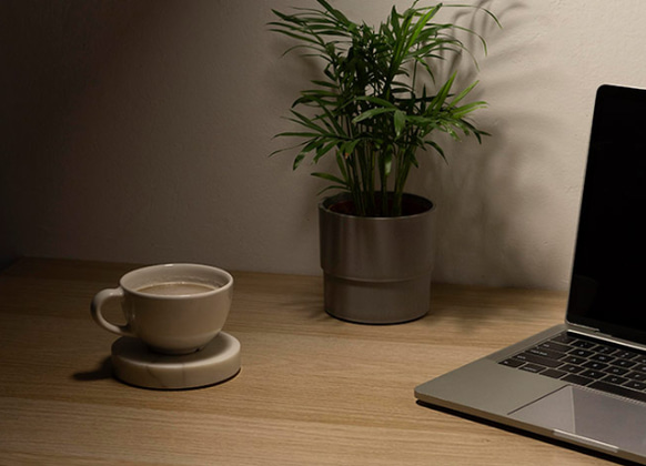Mesa de Trabajo con café y ordenador