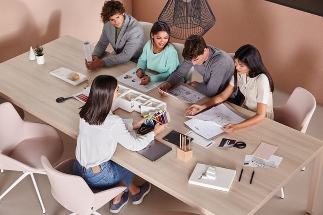 employés au bureau smart working