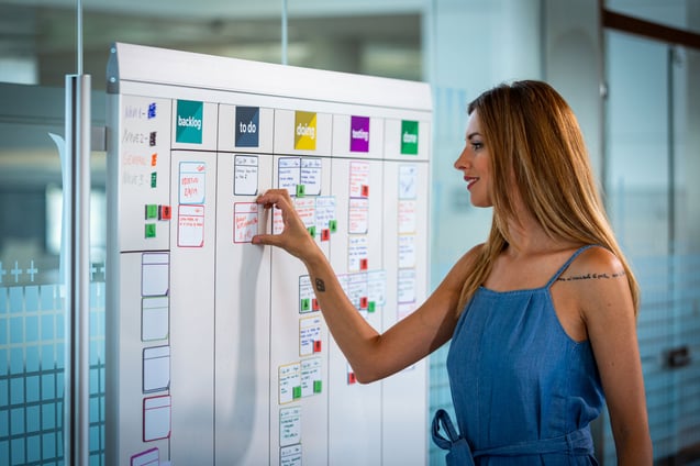woman in office smart working