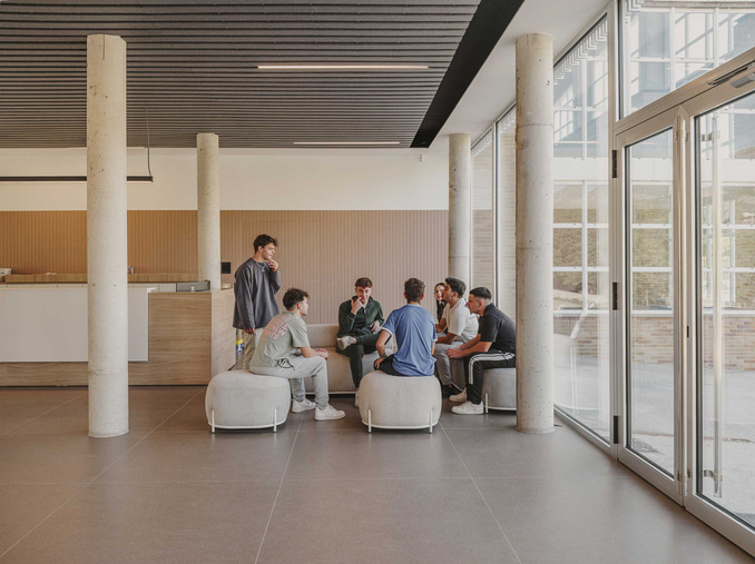 Puffs Globb en el hall del IES Cotes Baixes