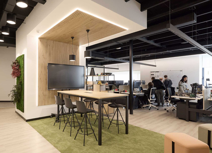 Zona de trabajo interactivo en Coworking WAO