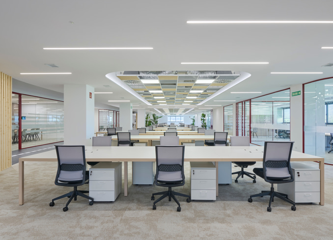 En Sertrans usan mesas Prisma, con materiales reciclados y el estándar europeo Level 2