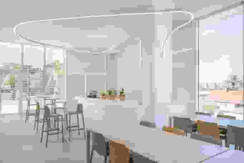 Image of the kitchen and dining area of the Aldimesa building.