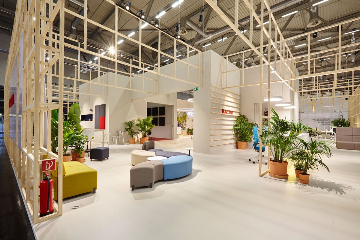 Orgatec 2022. мужчина в офисе. писатель за работой. человек в офисе за компьютером. профессия копирайтер.