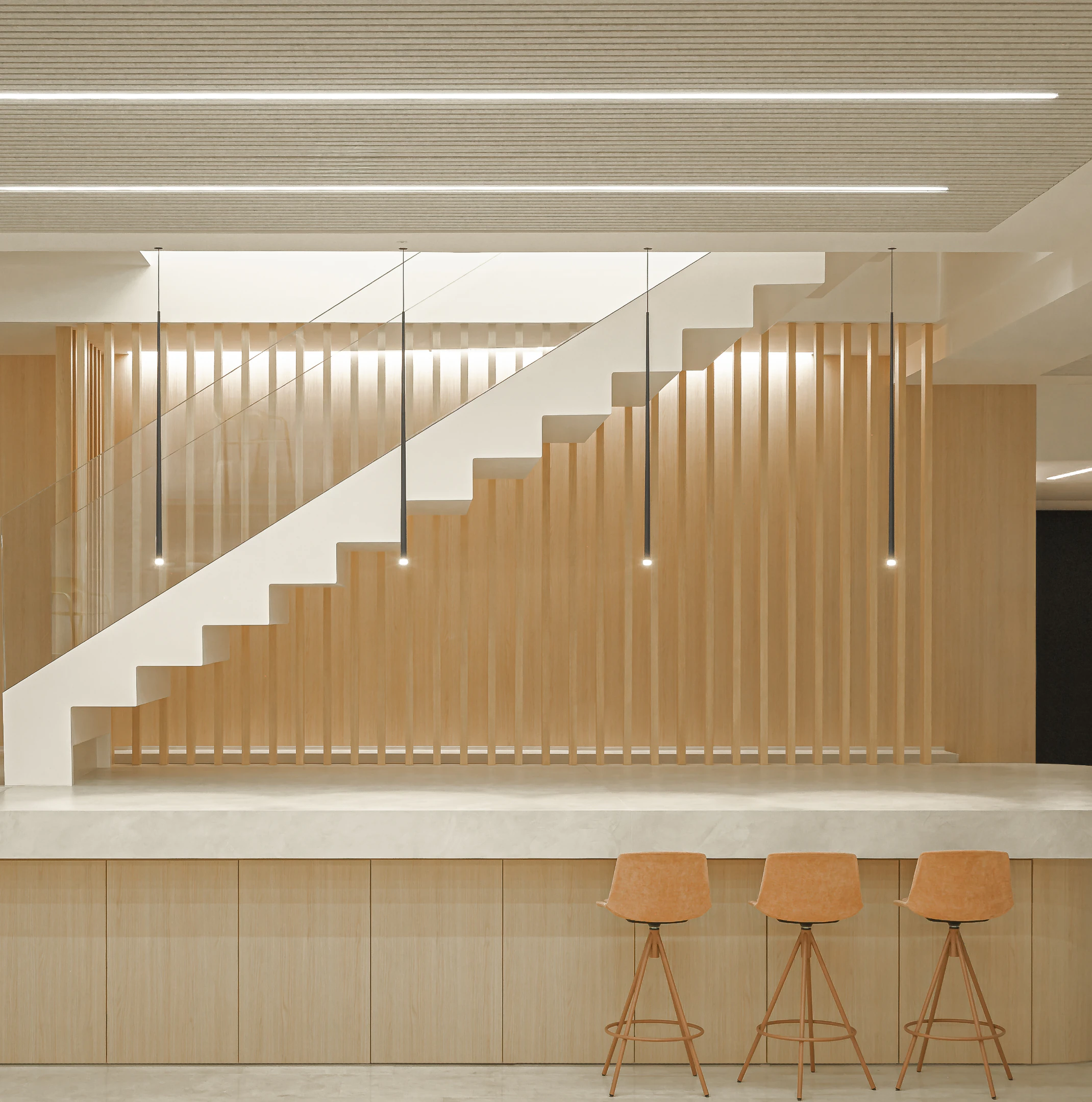 Sala con estanterías, vegetación y luz natural