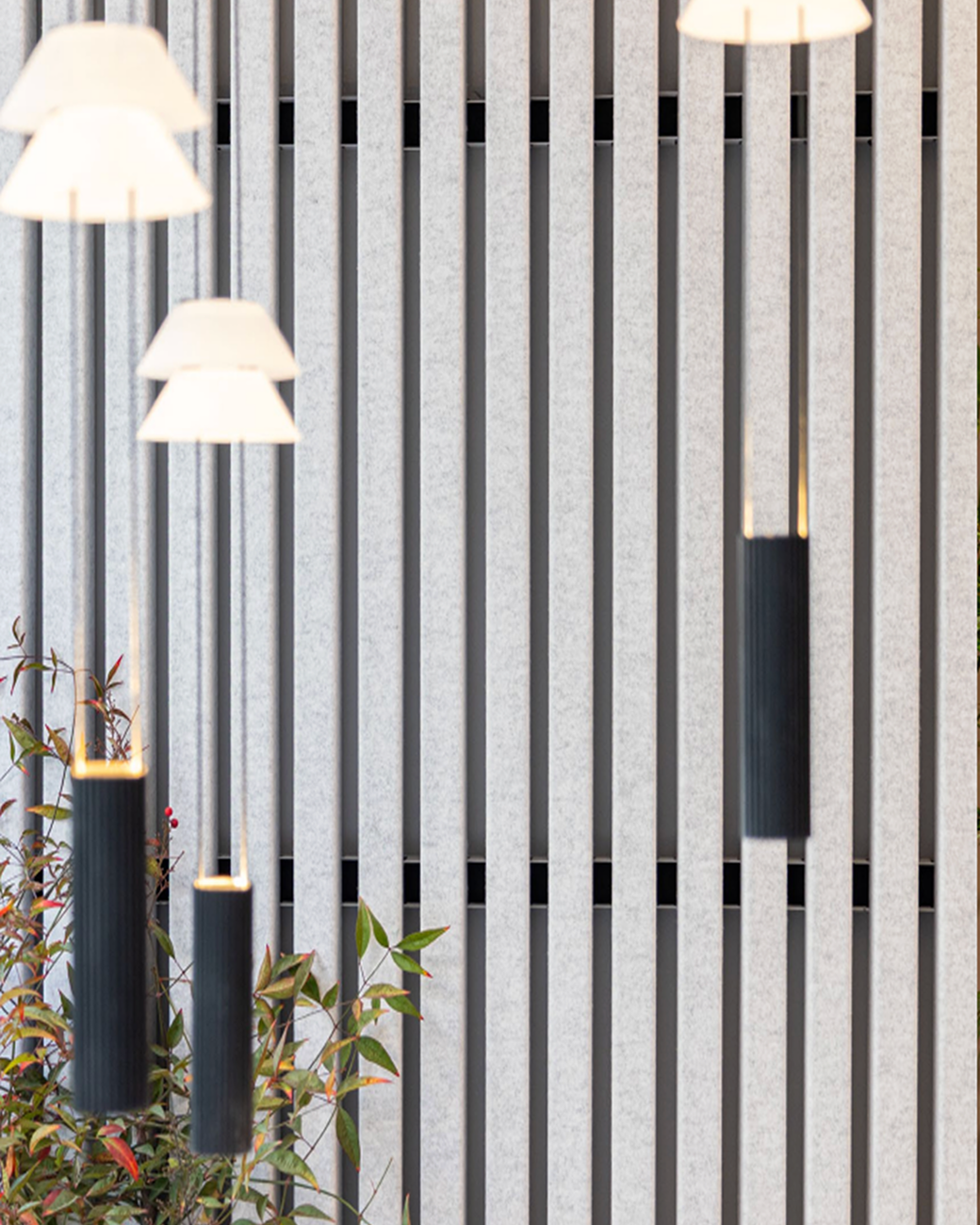 Luminaires au-dessus du claustra à lames