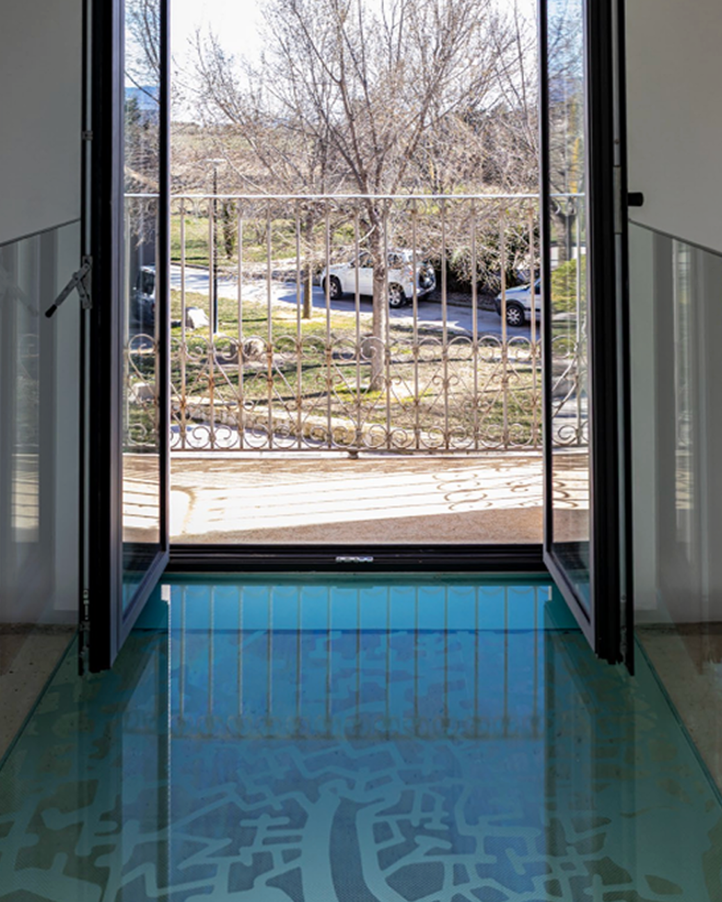 Balcon ouvert sur la passerelle d’eau