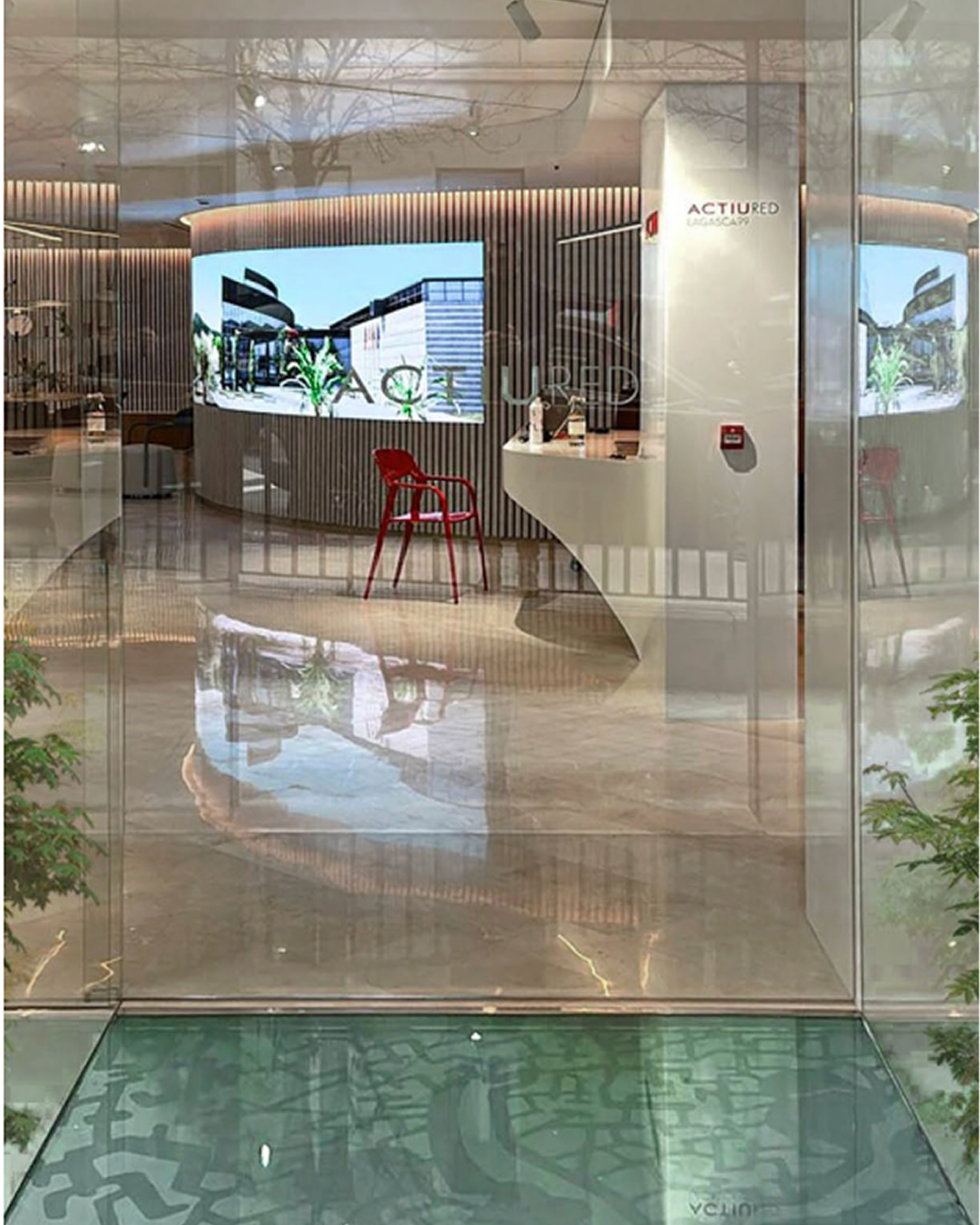 Intérieur du showroom vu depuis la passerelle