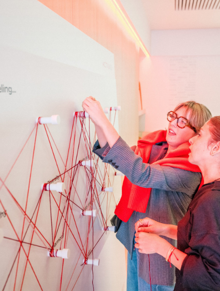Personnes collaborant lors d’un atelier créatif