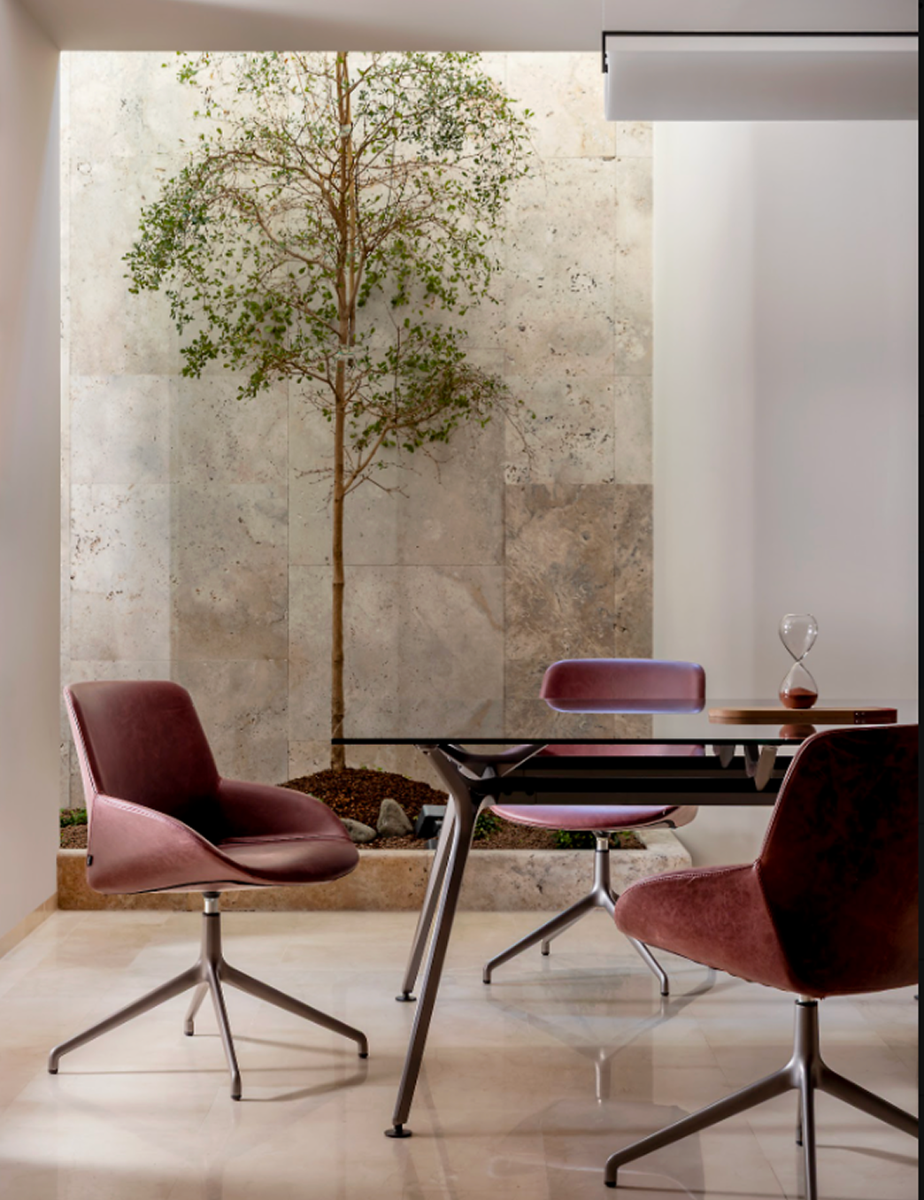 Salle de réunion avec un arbre intérieur