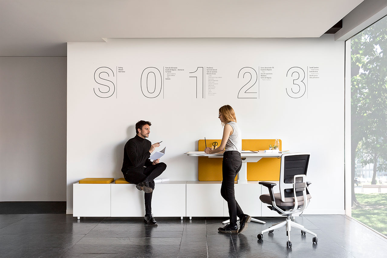 Work standing up, tips to improve ergonomics and wellbeing